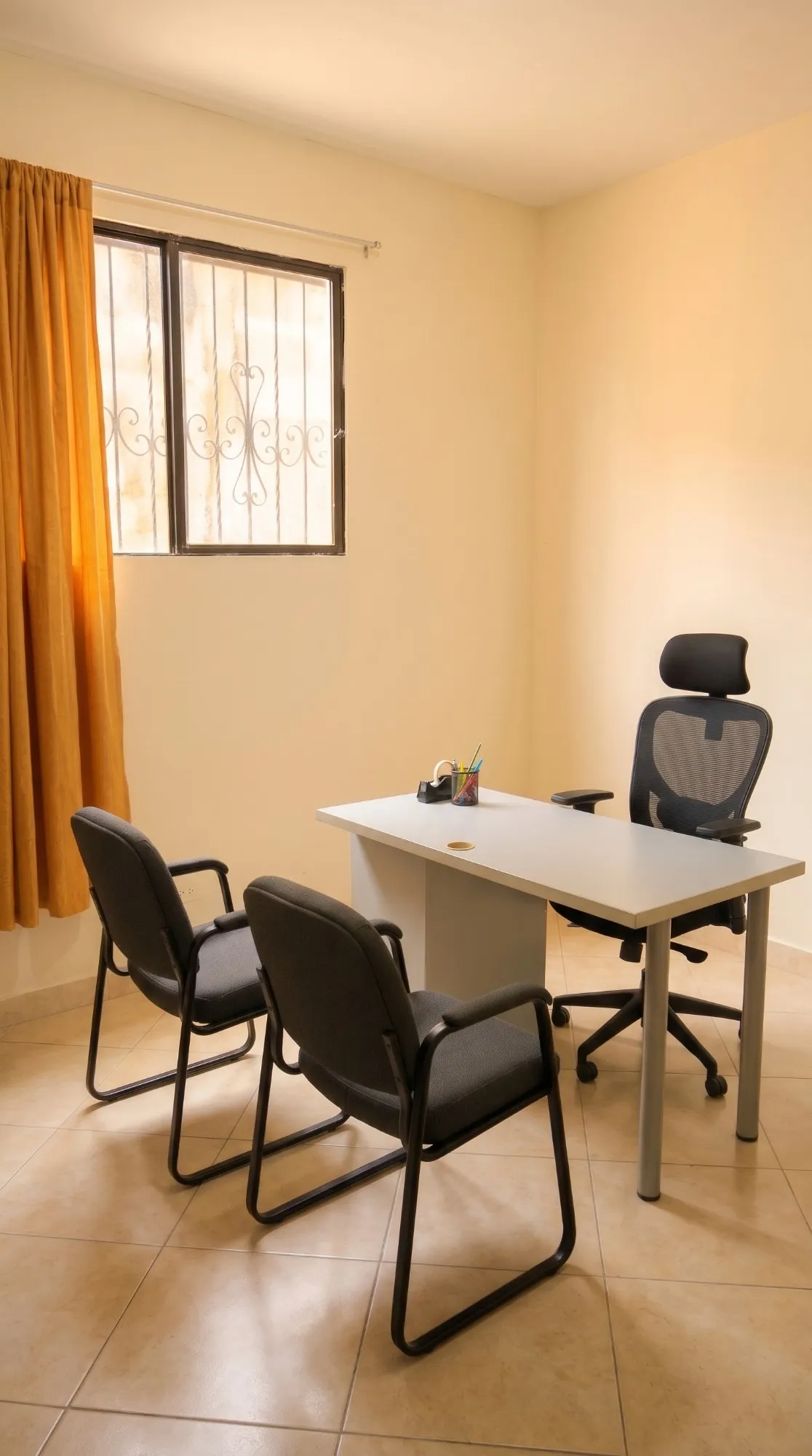 Consultorio con escritorio y sillas para el acompañamiento psicológico