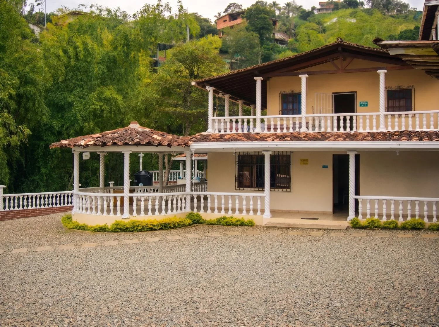 Casa de la corporación con el kiosco y los guaduales