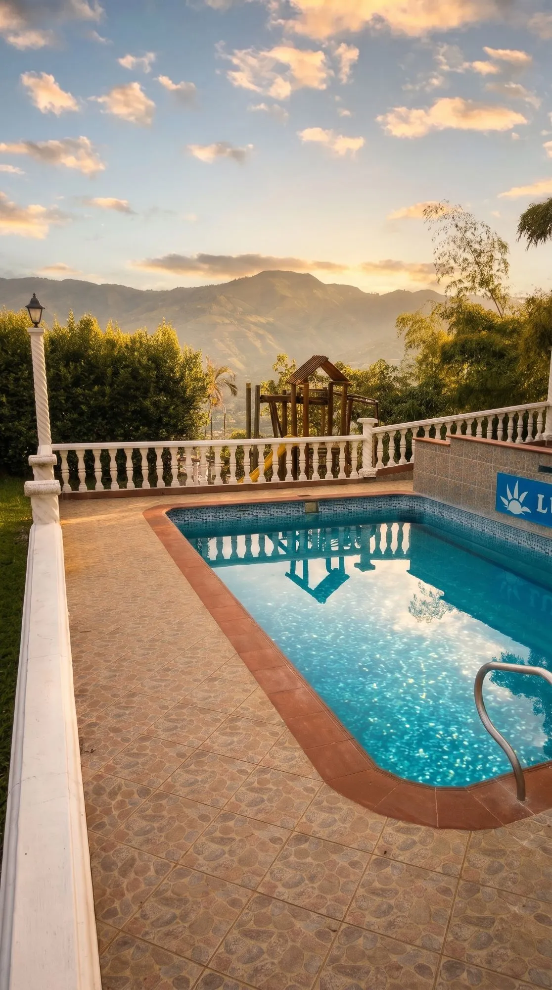 Piscina con vista a las montañas de Girardota