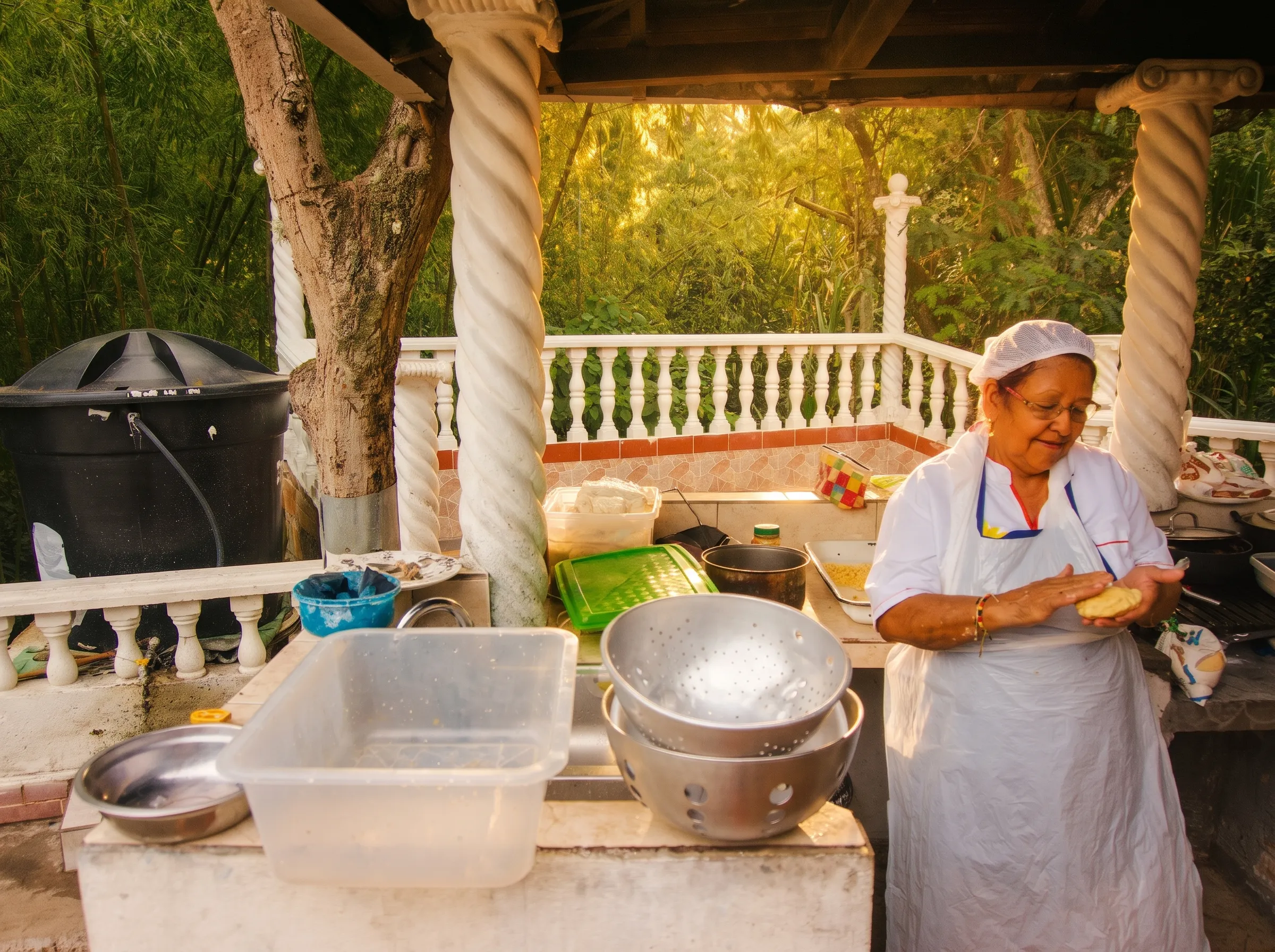 Cocinera preparando arepas en la cocina de la sede