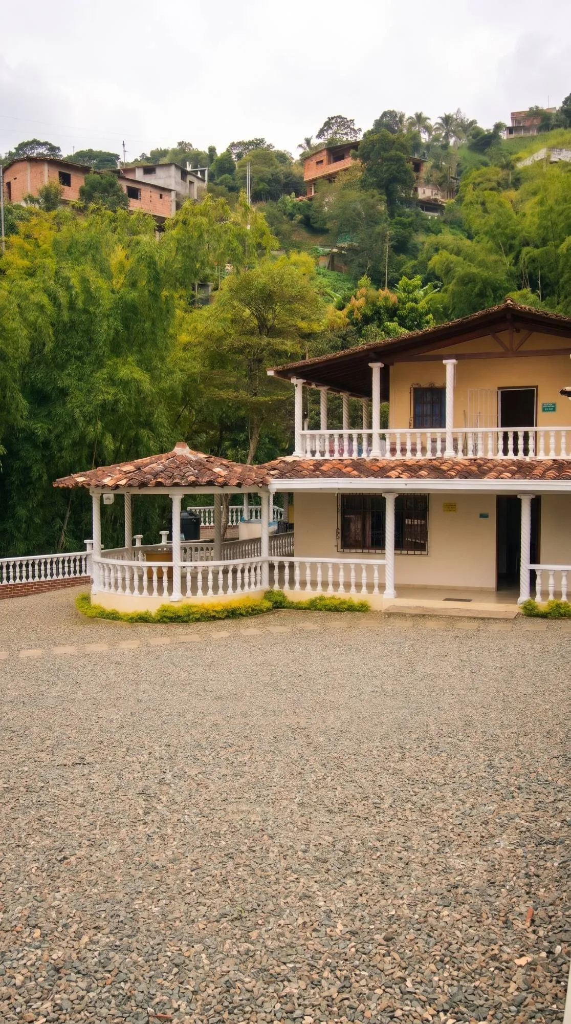 Casa de la corporación con el kiosco y los guaduales